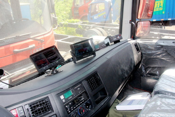 Truk Pengiriman Kargo Diesel Euro V Level Van Cargo Truck 4x2 Mengemudi Jarak sumbu roda 5200mm