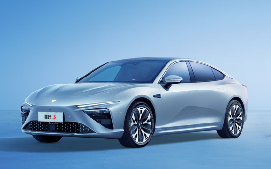 170kw EV Mobil Listrik 4 Kursi Mobil Sport Listrik Daya Tahan 715km